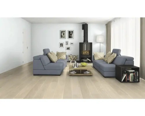 Obývací pokoj s šedými pohovkami, krbovými kamny, konferenčním stolkem a světlou dřevěnou podlahou