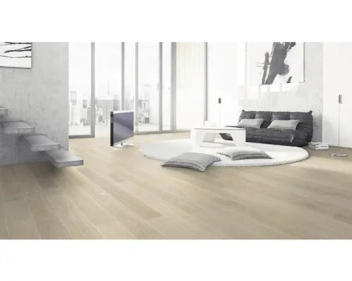 Světlý obývací pokoj s dřevěnou podlahou, schodištěm, posezením, kulatým kobercem a televizí