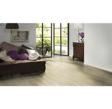 Obývací pokoj s dřevěnou podlahou, pohovkou a dekorací