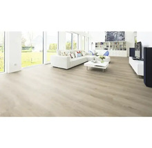 Světlý obývací pokoj s laminátovou podlahou, pohovkou, stolem a okny