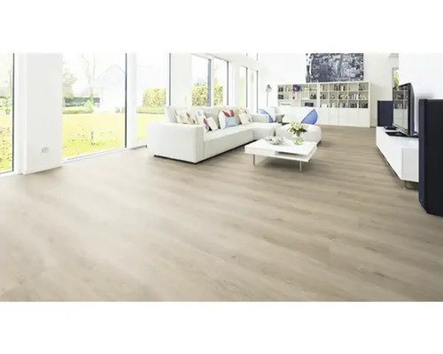 Světlý obývací pokoj s laminátovou podlahou, pohovkou, stolem a okny