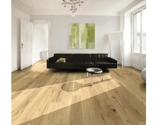 Světlý obývací pokoj s dřevěnou podlahou, pohovkou a uměleckým dílem