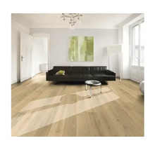 Obývací pokoj s dřevěnou podlahou, pohovkou a uměleckým dílem