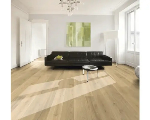 Obývací pokoj s dřevěnou podlahou, pohovkou a uměleckým dílem