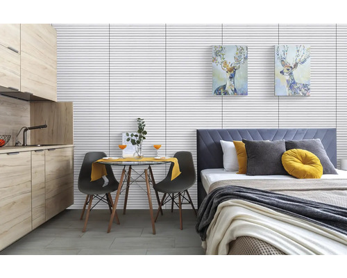 Moderní kombinovaný obývací pokoj, ložnice a jídelna s kuchyňským koutem, jídelním stolem, židlemi a postelí