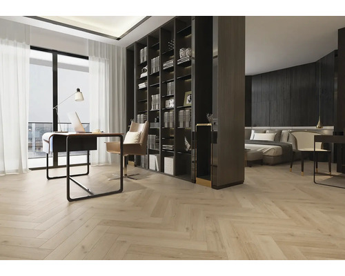 Světlá místnost s psacím stolem, knihovnou a dřevěnou podlahou