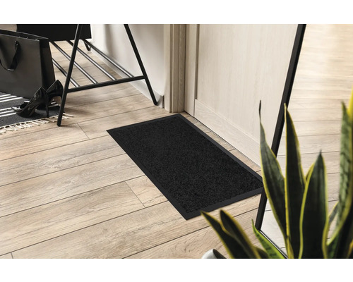 Čisticí rohožka ve vstupním prostoru na dřevěné podlaze