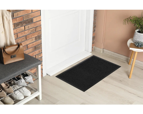 Rohožka ve vstupním prostoru před dveřmi