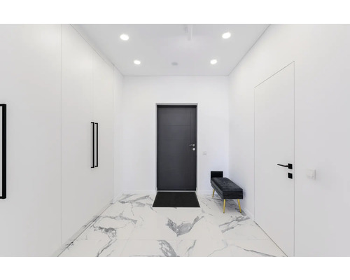 Světlá chodba s šedými dveřmi, bílou skříní a mramorovou podlahou