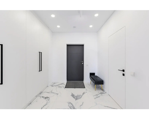 Světlá chodba se šatní skříní, dveřmi, lavicí a mramorovou podlahou