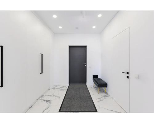 Světlá chodba se šatní skříní, vstupními dveřmi, interiérovými dveřmi, lavicí a rohožkou