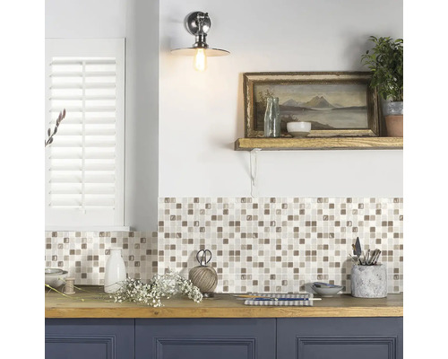 Kuchyňská scéna s mozaikovými dlaždicemi, policí, lampou a dekorativními předměty