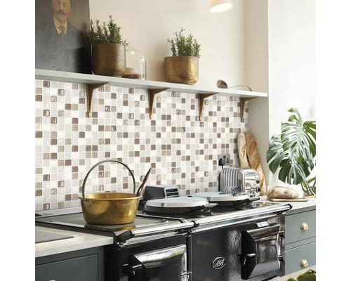 Kuchyňská scéna s mozaikovou obkladovou stěnou, sporákem a policemi