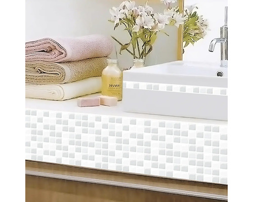 Koupelnové umyvadlo s mozaikovými obklady, ručníky, mýdlem a dekorací