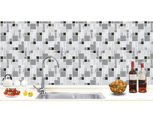 Kuchyňská scéna s mozaikovými obklady, dřezem a potravinami