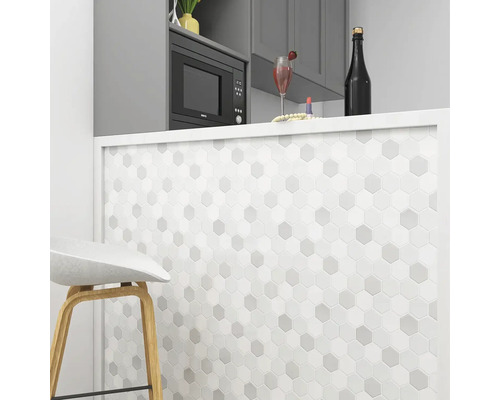 Kuchyňský bar s šestiúhelníkovými mozaikovými dlaždicemi a barovou stoličkou