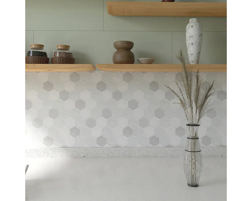 Kuchyňská scéna s šestiúhelníkovými dlaždicemi, dřevěnými policemi a dekorativními prvky