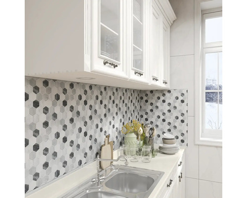 Kuchyňská scéna s umyvadlem, vodovodní baterií a mozaikovými dlaždicemi ve tvaru šestiúhelníku