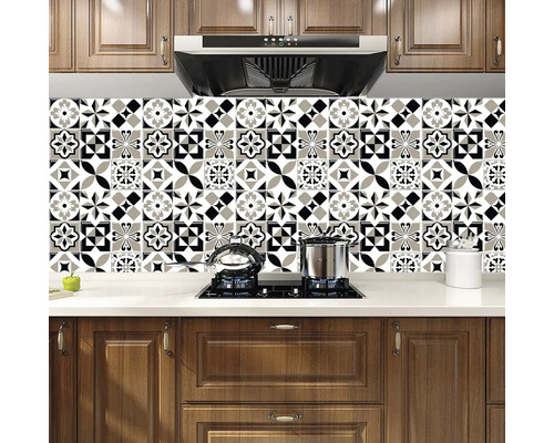 Kuchyňská zástěna s obklady s geometrickým vzorem nad varnou deskou.