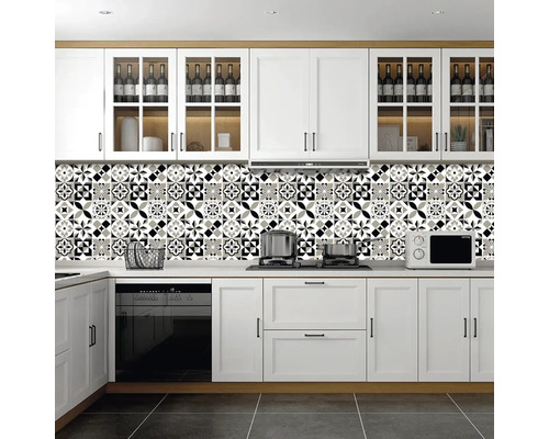 Kuchyňská scéna s bílými skříňkami a vzorovanými nálepkami na dlaždice