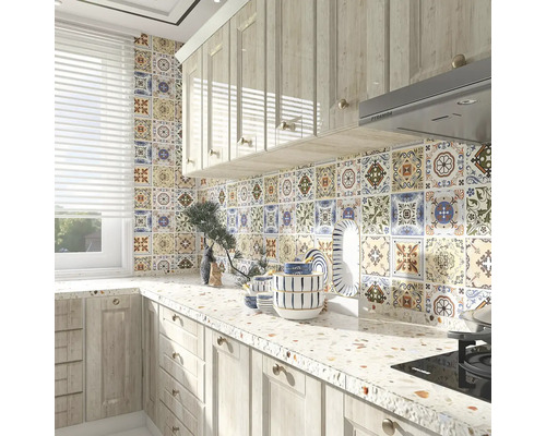 Světlá kuchyně s obkladem s motivem a dřevěnými skříňkami