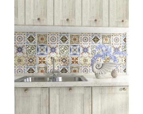 Kuchyňský dřez s dekorativními samolepkami na obklady jako backsplash