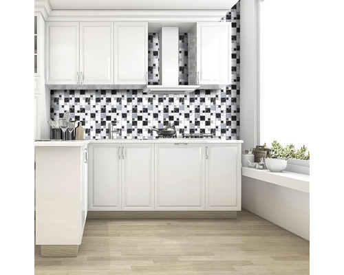 Světlá kuchyně s bílými skříňkami a mozaikovými obklady