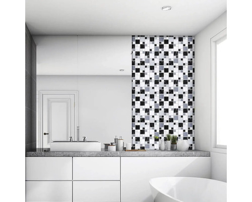 Moderní koupelna s mozaikovými obklady v černé, šedé a bílé barvě