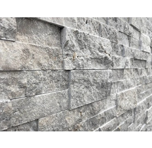 Stěna z obkladů z přírodního kamene