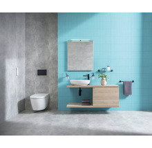 Moderní koupelna s umyvadlem, zrcadlem, toaletou a modrými obklady