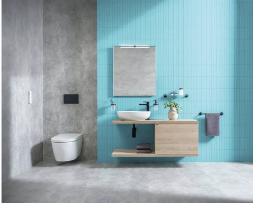 Moderní koupelna s umyvadlem, zrcadlem, toaletou a modrými obklady