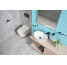 Moderní koupelna s toaletou, umyvadlem, zrcadlem a světle modrými obklady