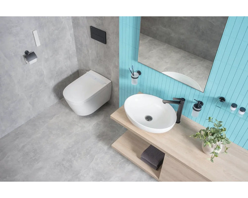 Moderní koupelna s toaletou, umyvadlem, zrcadlem a světle modrými obklady