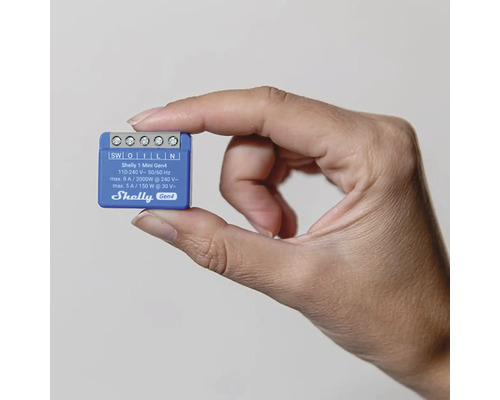 Chytrá domácí relé Shelly 1 Mini Gen4 držené v ruce