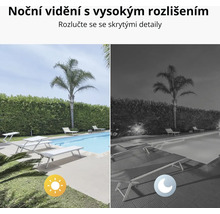 Srovnávací snímek den a noc: bazén s lehátky, ve dne barevný a v noci černobílý