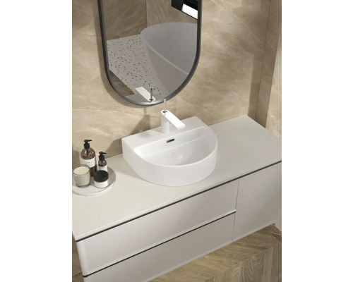 Koupelnové umyvadlo se zrcadlem a baterií ve světlé koupelně