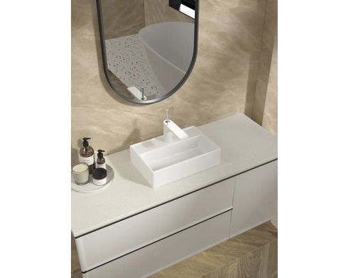 Moderní koupelna s umyvadlem, baterií, zrcadlem a skříňkou pod umyvadlo