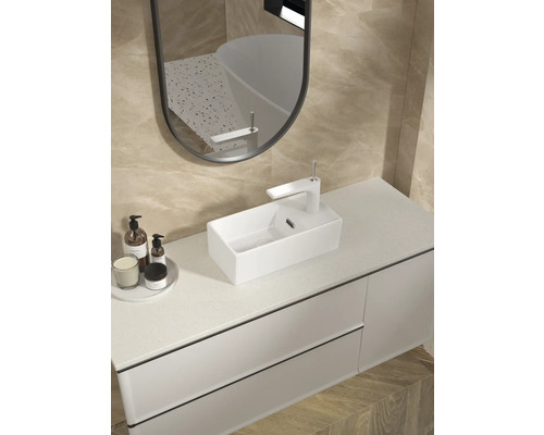 Moderní koupelna s umyvadlem, baterií, zrcadlem a koupelnovým nábytkem