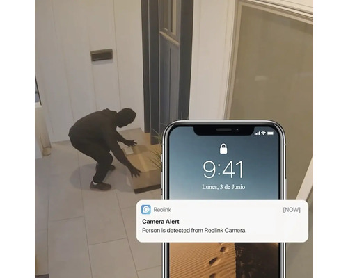 Upozornění z bezpečnostní kamery na displeji smartphonu, v pozadí osoba krade balíček.