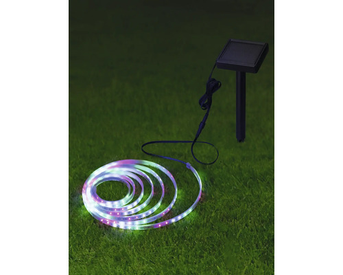 Solární LED světelný had na trávníku se solárním panelem