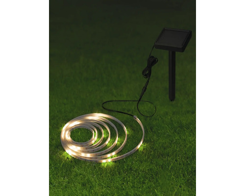 Solární LED světelný řetěz pro venkovní použití na trávníku.