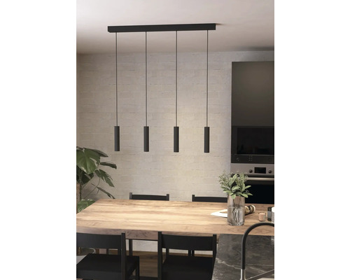Jídelní scéna s černým závěsným svítidlem s pěti světly