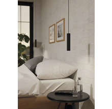 Ložnice s postelí, nočním stolkem a závěsným svítidlem