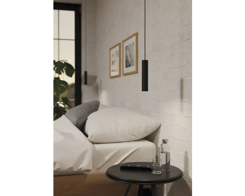 Ložnice s postelí, nočním stolkem a závěsným svítidlem