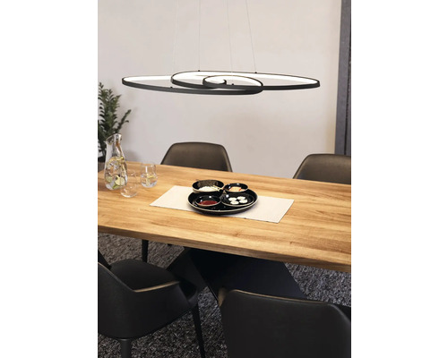 Moderní závěsné svítidlo nad jídelním stolem s nádobím