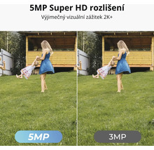 Snímek ženy, která houpe dítě na zahradě, srovnání rozlišení 5 megapixelů a 3 megapixely
