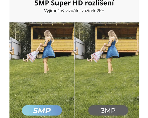 Snímek ženy, která houpe dítě na zahradě, srovnání rozlišení 5 megapixelů a 3 megapixely