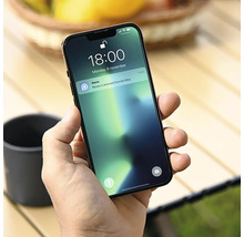 Osoba drží smartphone s upozorněním od společnosti Go Ultra.