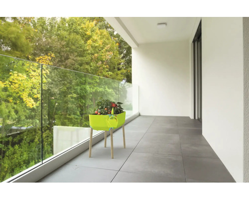 Balkónová scéna s pěstebním stolem se zeleninou a konví