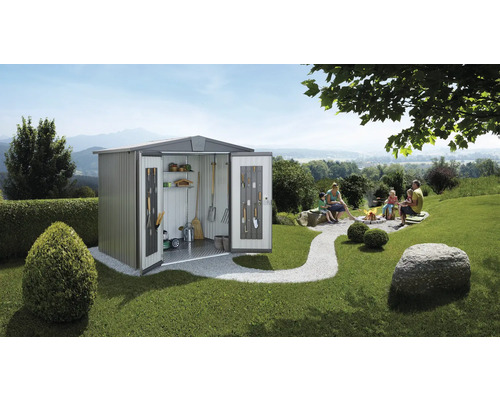 Zahradní scéna s kůlnou na nářadí, vybavenou nářadím a policemi, a rodinou u táboráku.